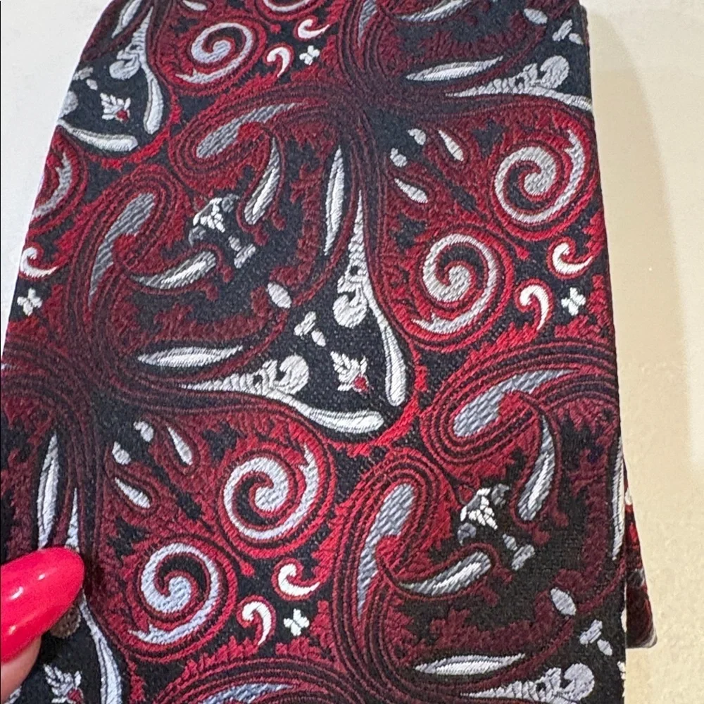 NWT Van Heusen Elegant Red and Black Patterned Tie formal career